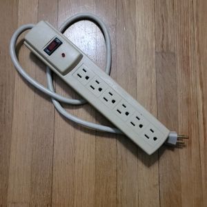 POWER STRIP W/ RESET BUTTON- CAN BE HUNG